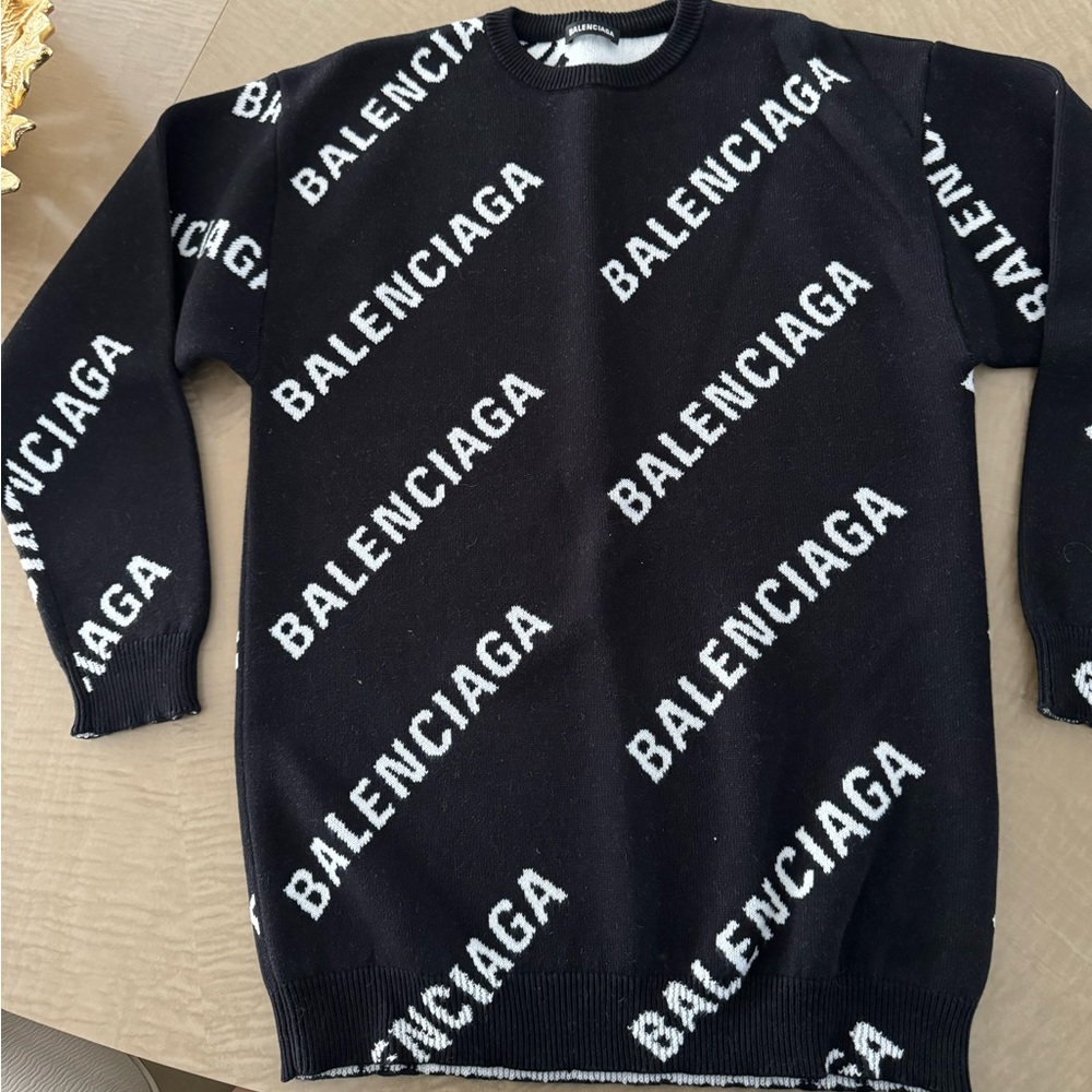 Men’s Balenciaga Sweater-  XS. Fits like a women’s Medium.SCAMMERS I WONT TEXT U